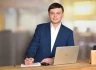 Fachanwalt Alexander Peters an Laptop in Kanzlei